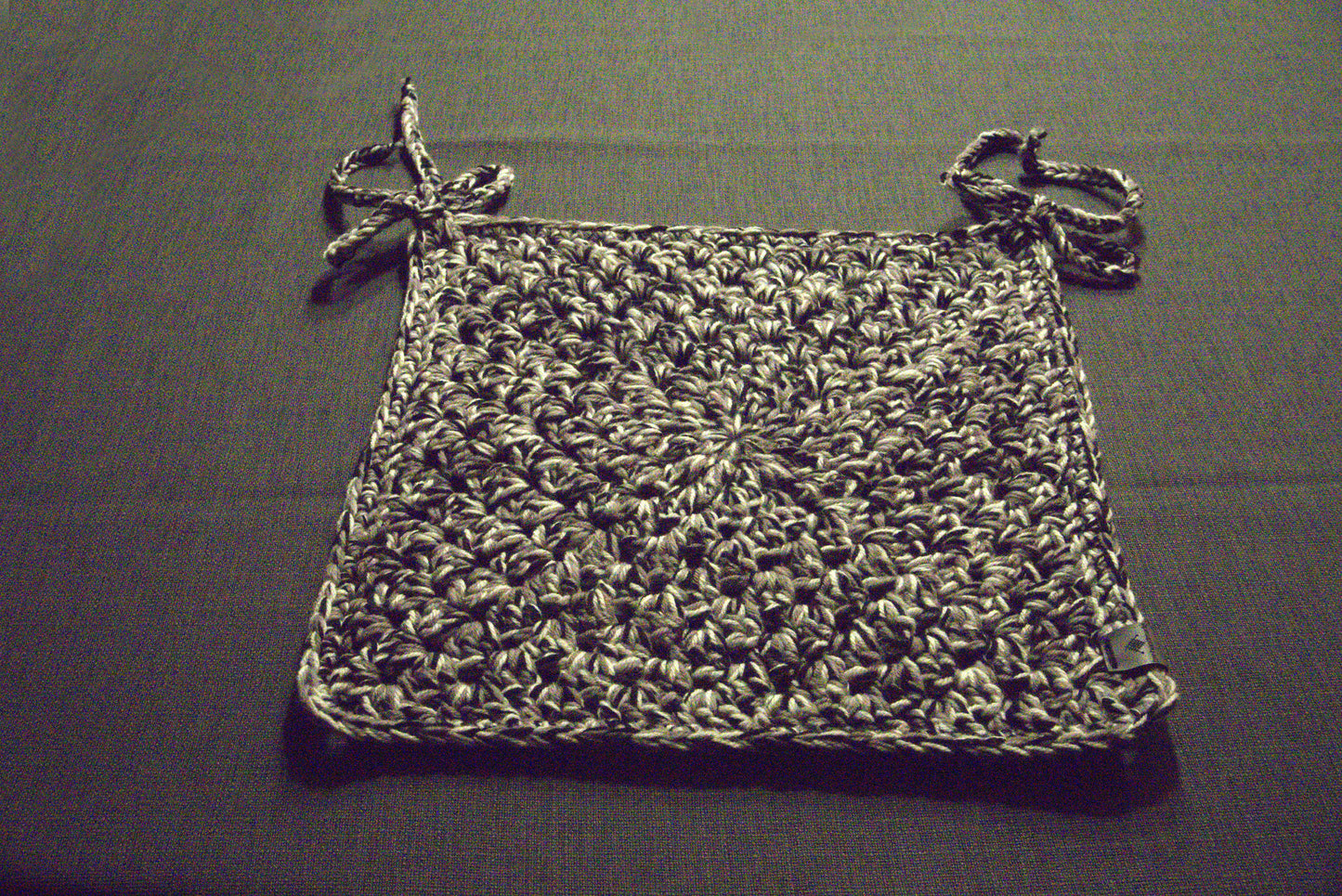 📷 Handgehäkeltes Sitzkissen 37x37 cm in Schwarz, Weiß & Braun. 100% Polyacryl, weich & langlebig. Perfekt für Stühle, Bänke & Boho-Deko. Einzelstück von bw-handmade.