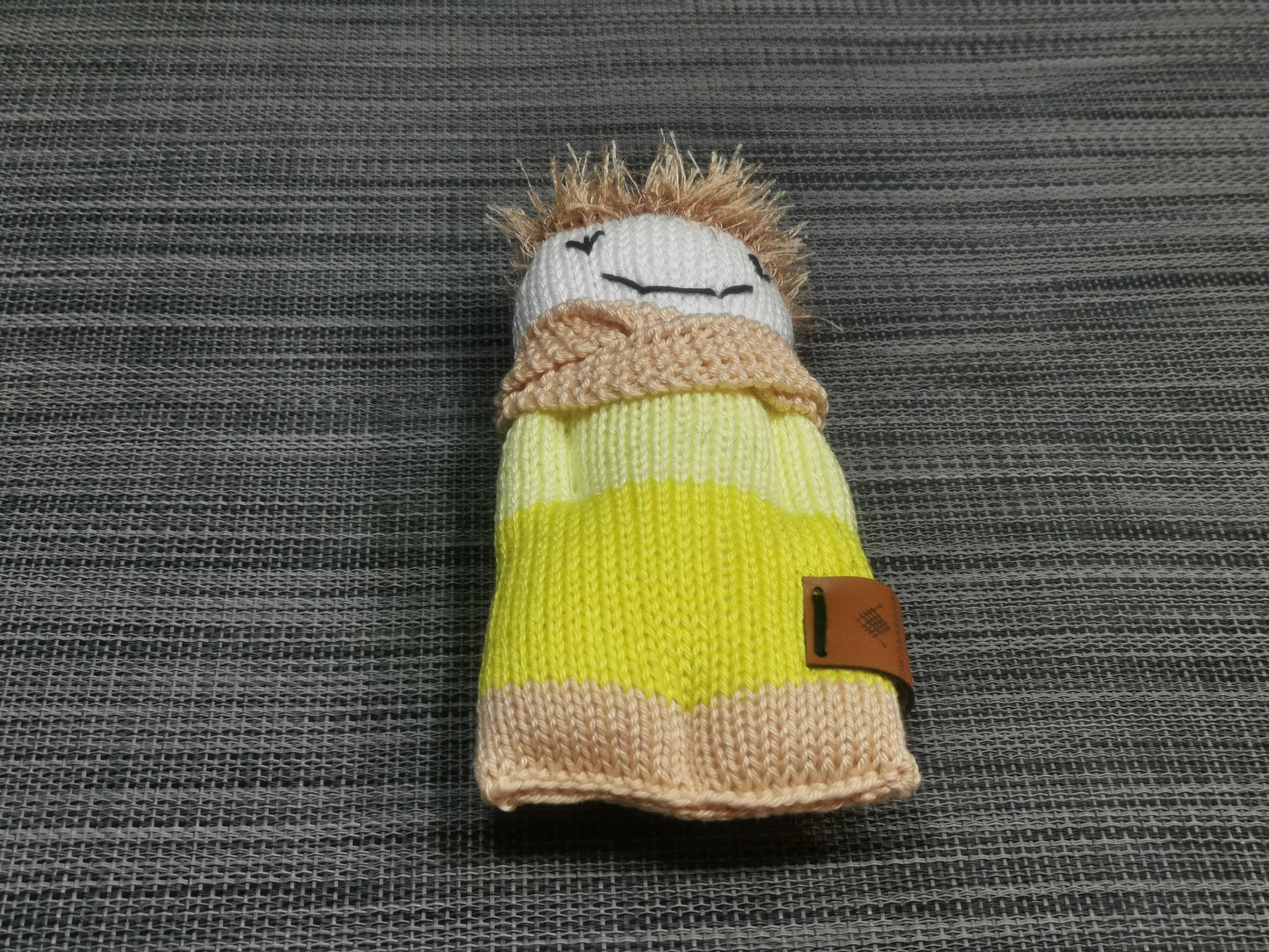 Handgestricktes Strickpüppchen in Gelb, 18x9 cm, aus 100% Baumwolle – weiches Babyspielzeug, handgemacht von bw-handmade mit Polyester-Haaren.