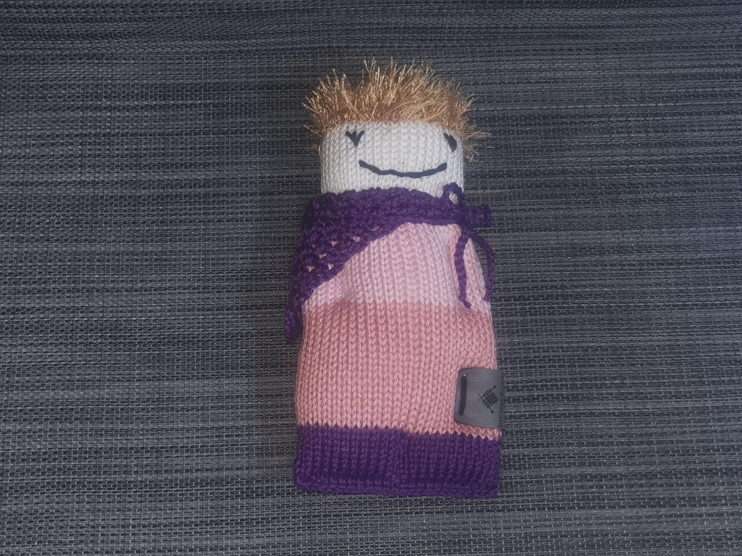 Handgestricktes Strickpüppchen in Lila & Rosa, 18x9 cm, aus 100 % Baumwolle mit flauschigen Polyester-Haaren – weiches Kuschelspielzeug für Kinder & Sammler.