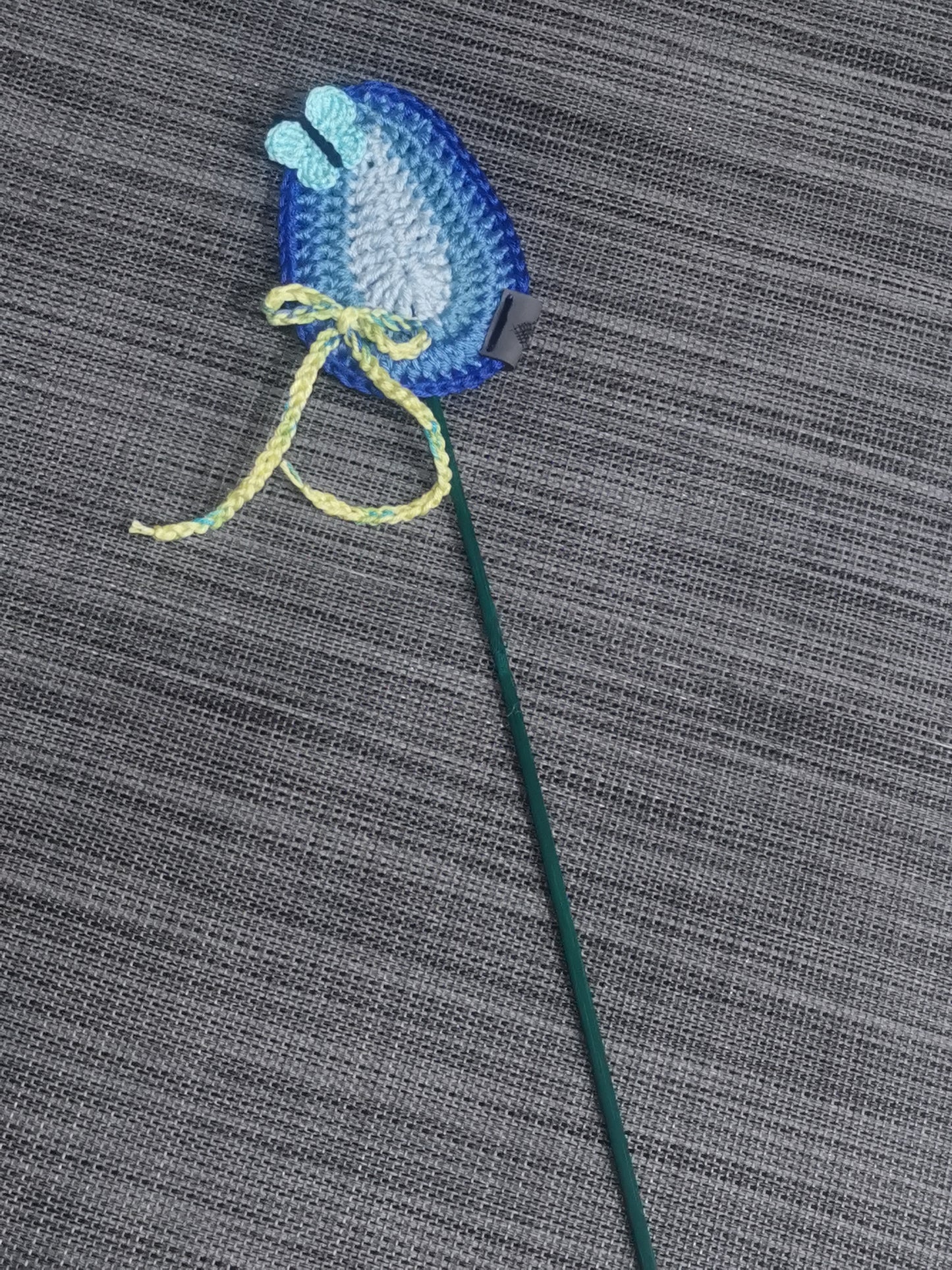 Osterei Stecker Blau – Handgehäkelt aus Baumwolle, Ei 8x12 cm, Holzstab, Gesamtlänge 43 cm, fröhliche Osterdekoration