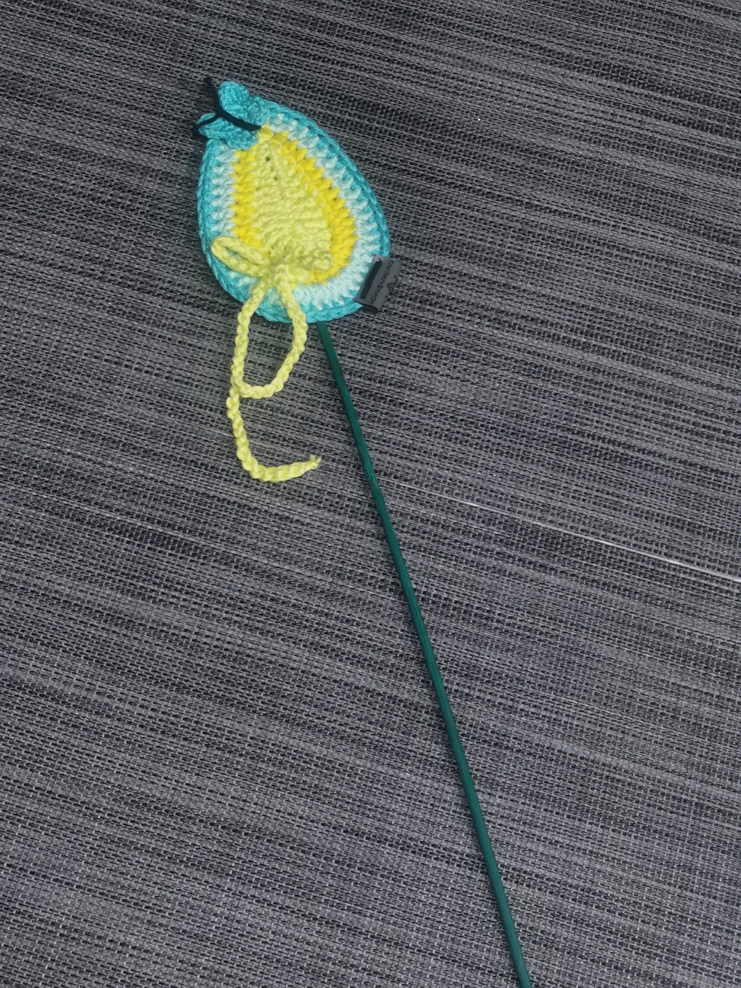 Osterei Stecker Türkis – Handgehäkelt aus Baumwolle, Ei 8x12 cm, Holzstab, Gesamtlänge 43 cm, frische Osterdekoration