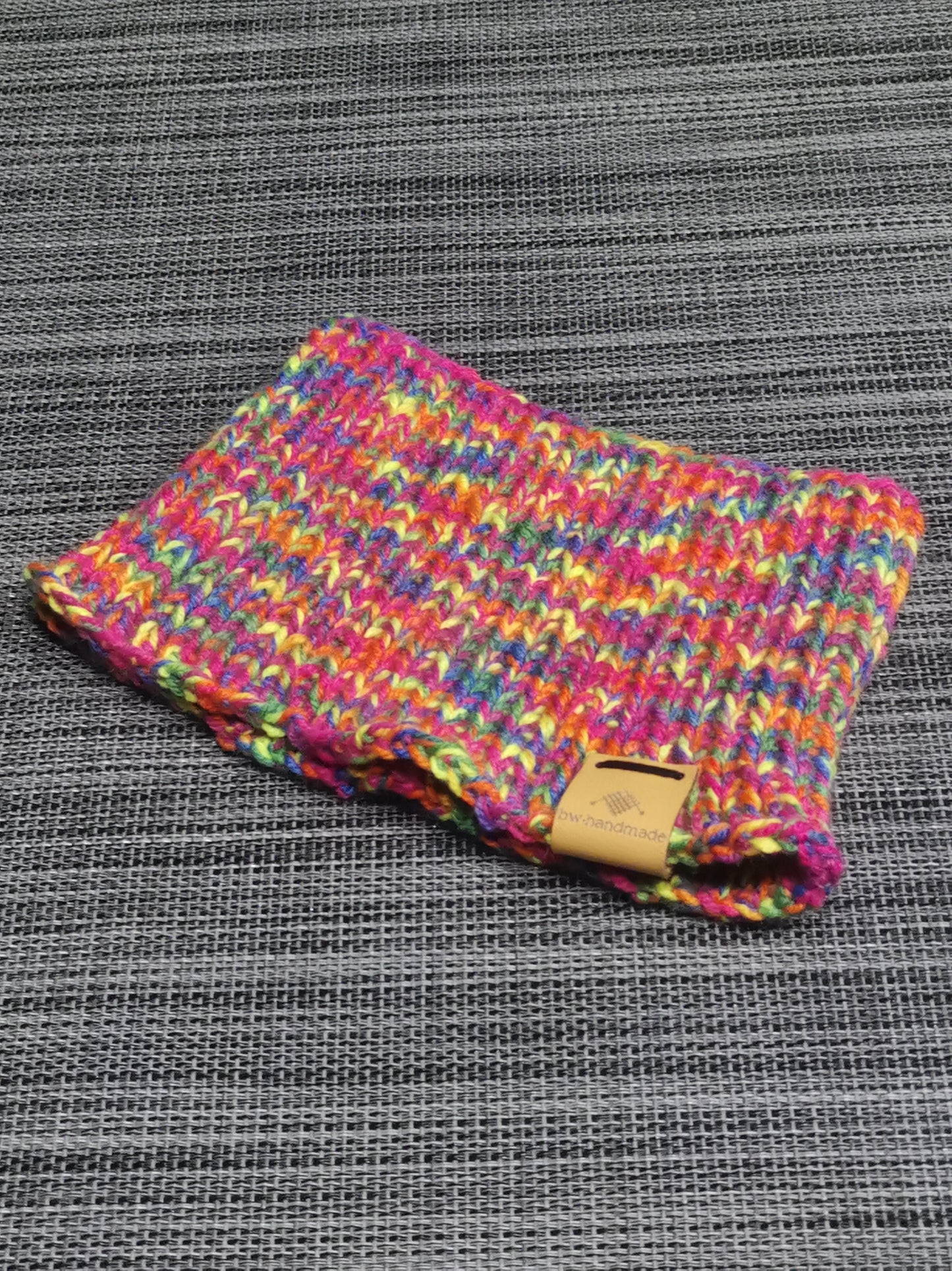 Buntes handgestricktes Kinder-Stirnband in Einheitsgröße, perfekt für kalte Tage und modische Akzente. 🌈🧶