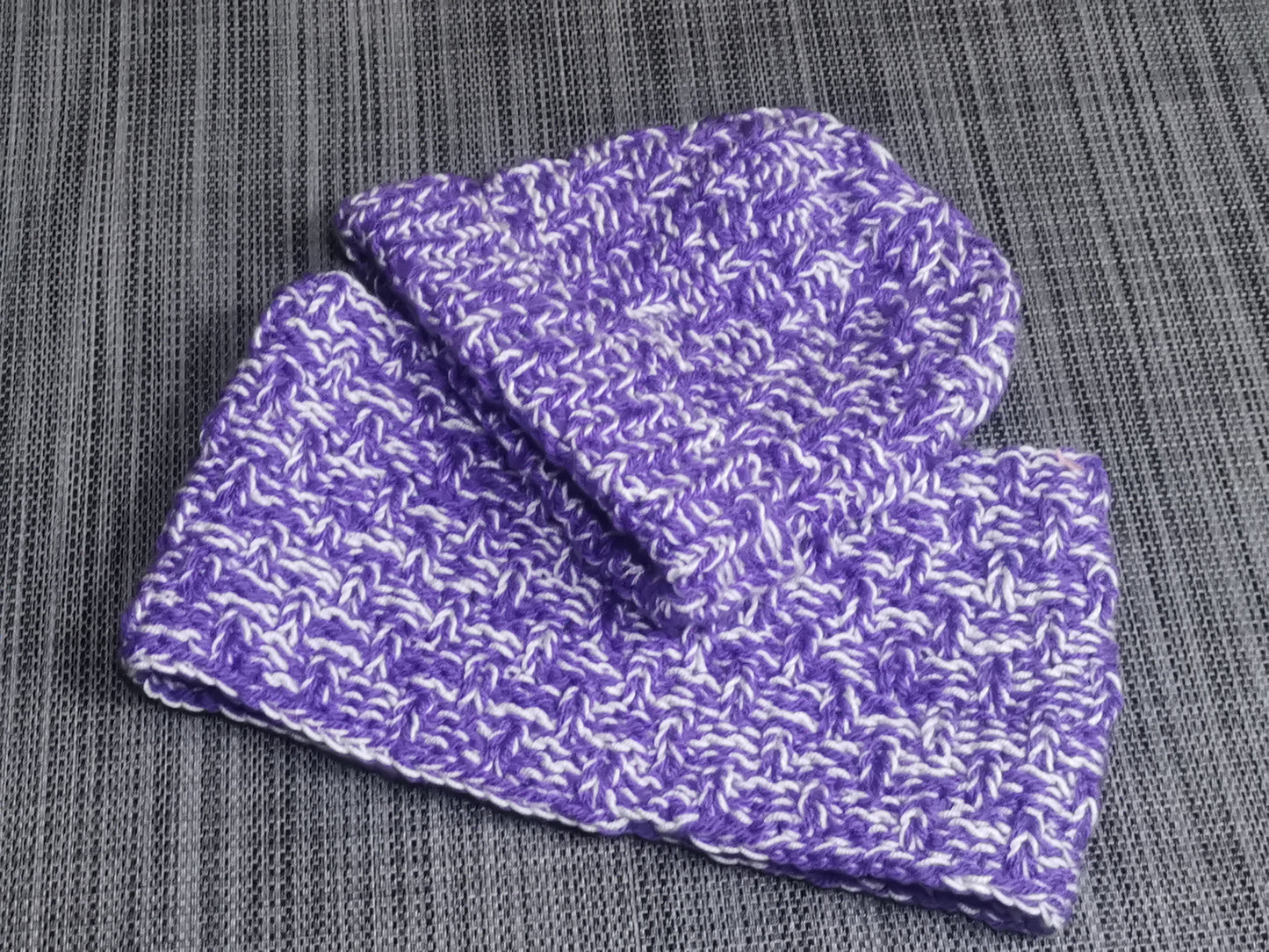 Handgestricktes Kinderset Mütze + Schal in Weiß und Lila, 50 cm Umfang – ideal für kalte Tage. 💜🧶