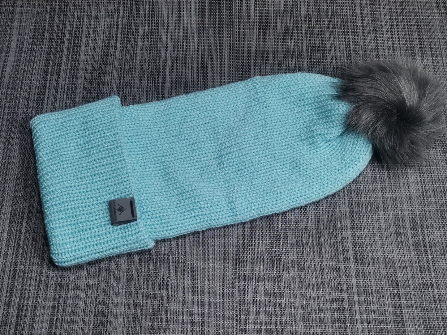 Handgestrickte Bommelmütze in Hellblau mit Kunstfellbommel, 50 cm – perfekt für kalte Tage. ❄️🧶