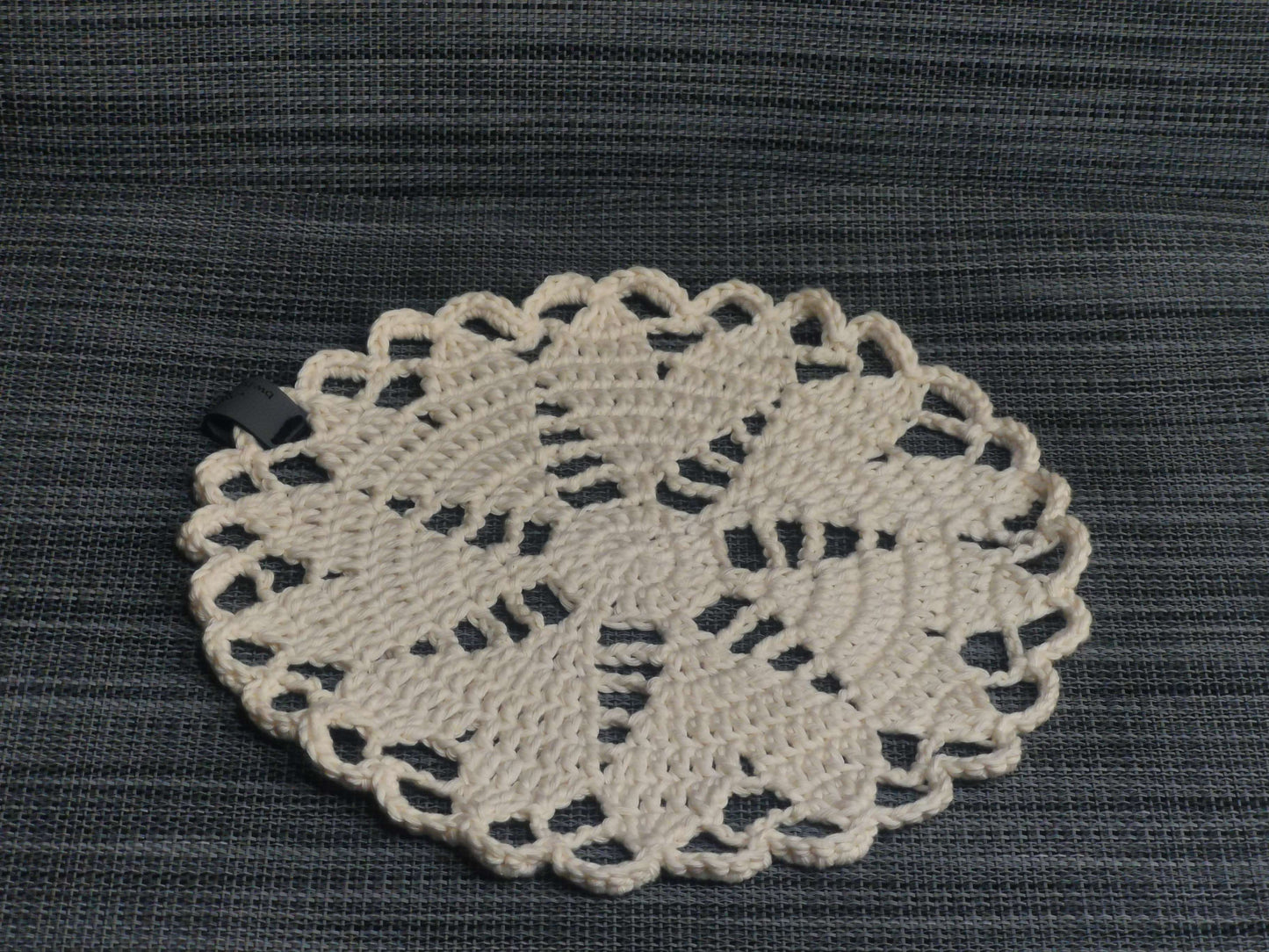 Handgehäkeltes Herzdeckchen in Beige, 100% Baumwolle, ca. 23 cm – stilvolle Tischdeko, liebevoll von Hand gefertigt von bw-handmade.