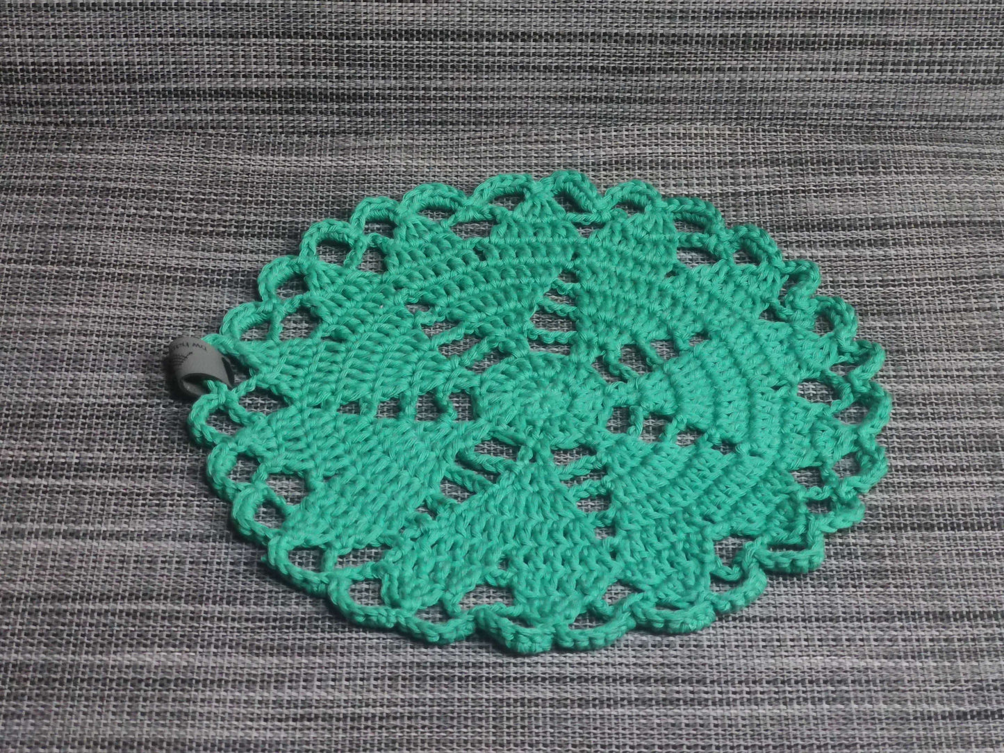 Gehäkeltes Herzdeckchen in Grün, 100% Baumwolle, Durchmesser 23 cm – handgemachtes Unikat, dekorativ und nachhaltig von bw-handmade.