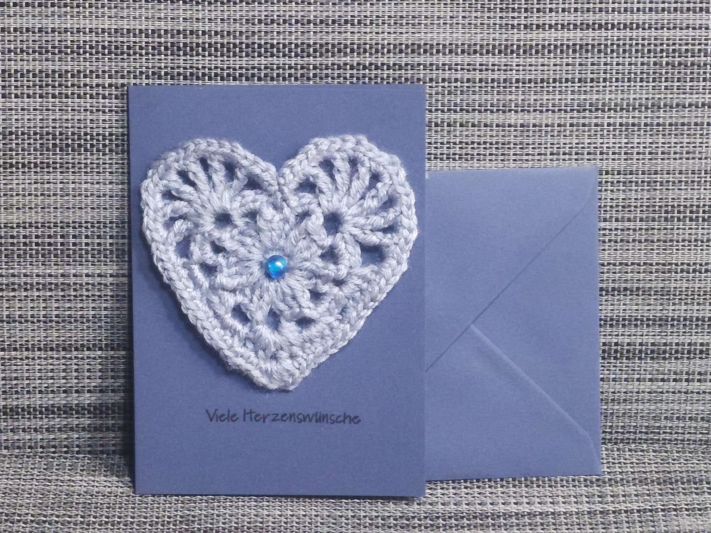 Handgemachte Herzkarten zur Geburt in Blau mit gehäkeltem Herz aus 100% Wolle – DIN A6 mit passender blauer Briefhülle, einzigartiges Unikat von bw-handmade.