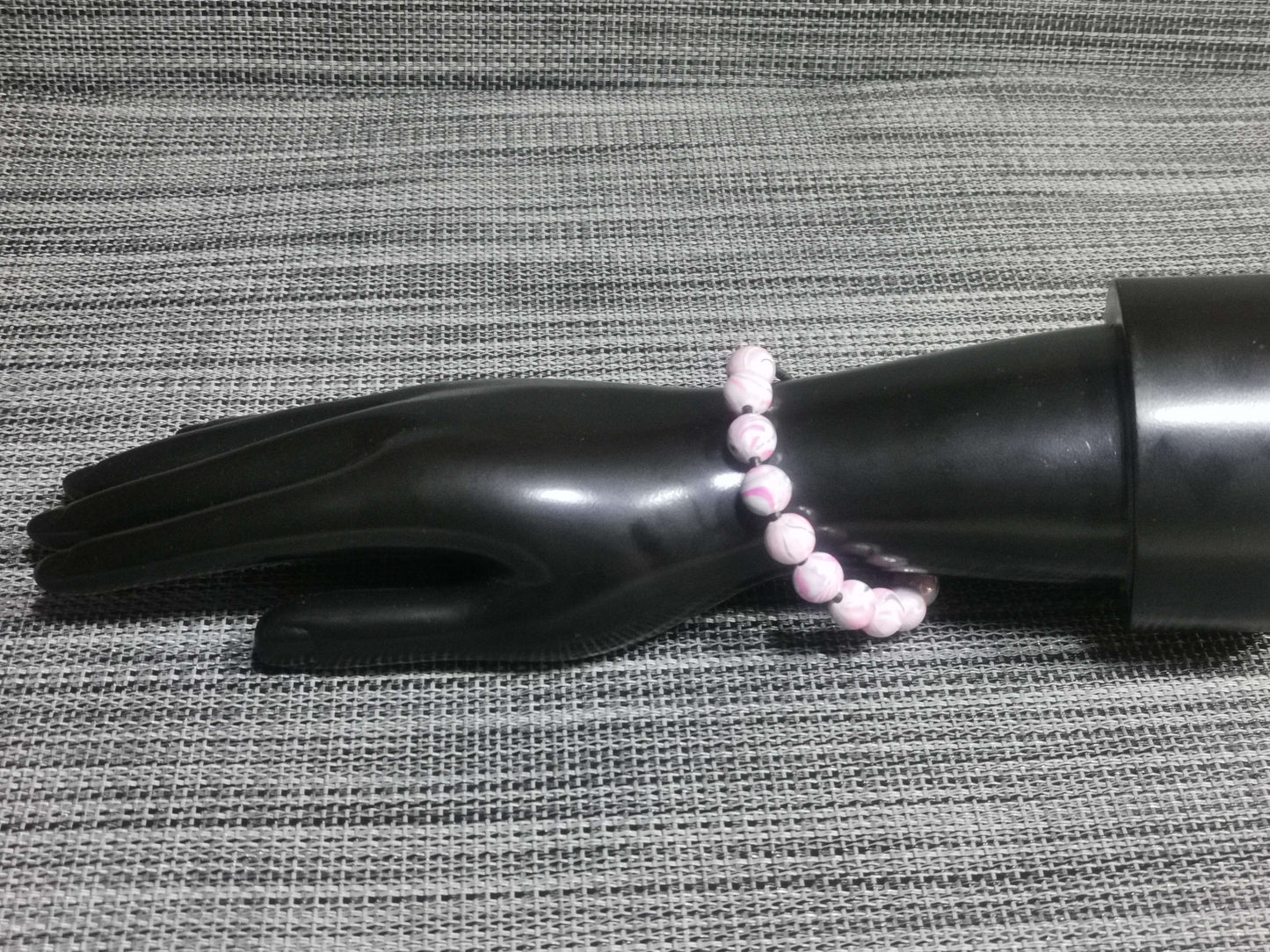 Handgemachtes Perlenband in Pink mit Lederband – zartes Armband von bw-handmade für Damen.