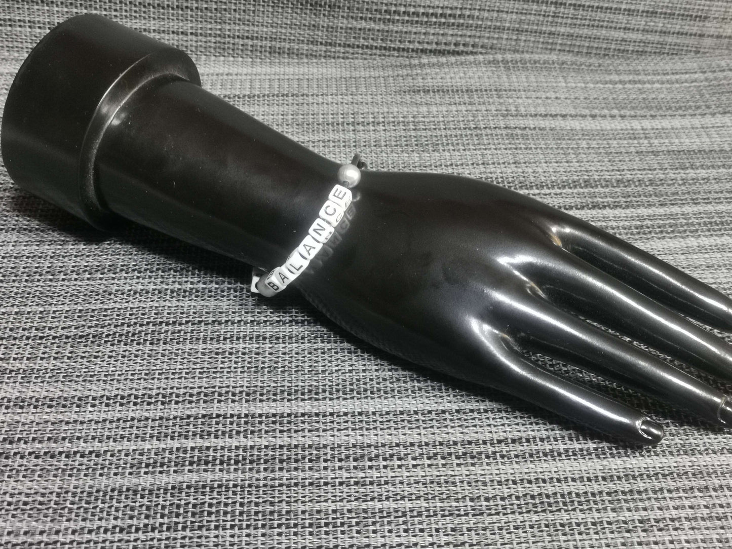 Handgemachtes Armband Schwarz/Weiß mit Buchstabenperlen „Life Balance“ – Lederband von bw-handmade.