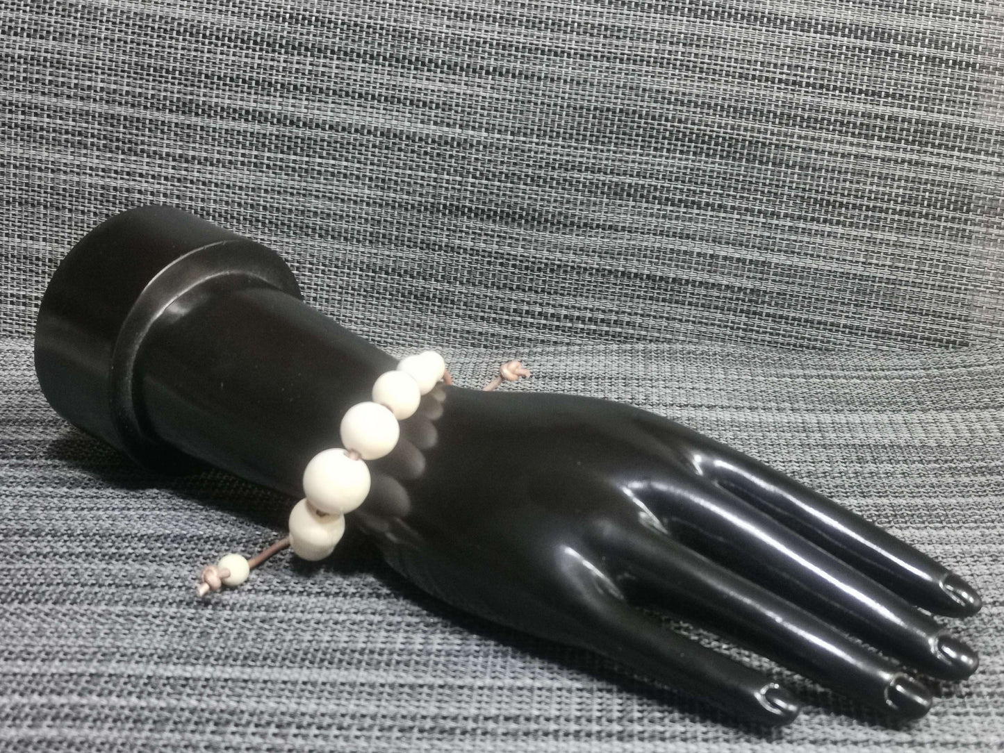 Lederarmband mit Holzperlen – handgemacht von bw-handmade, Standardlänge, natürliches Accessoire.