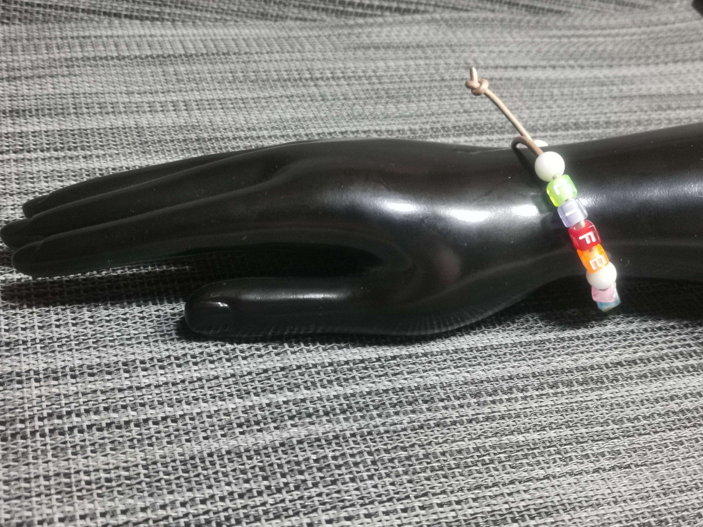 Buntes Lederarmband mit Buchstabenperlen „Life Balance“, handgemacht von bw-handmade – farbenfrohes Statement-Armband.