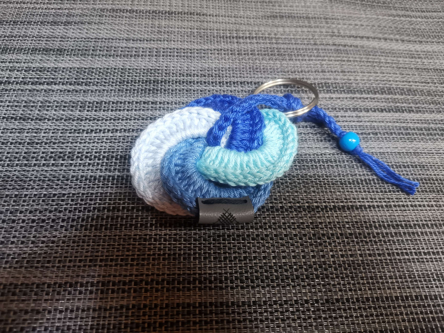 Handgehäkelte Schlüsselanhänger in Grau, Beige, Grün, Blau & Türkis, 7 cm Durchmesser, mit Metallring – handmade von bw-handmade.