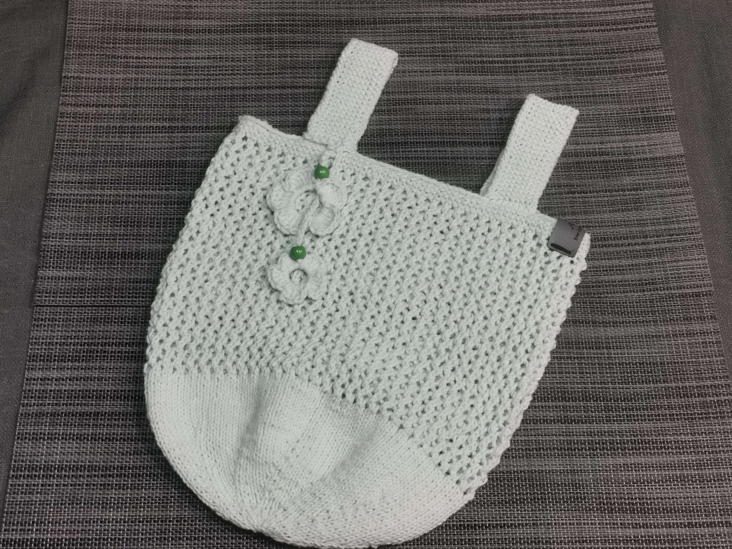 Handgehäkeltes Einkaufsnetz in Lindgrün mit Taschenbaumler, aus 100 % Baumwolle, 25 cm breit, 35 cm hoch – nachhaltige Einkaufstasche von bw-handmade.