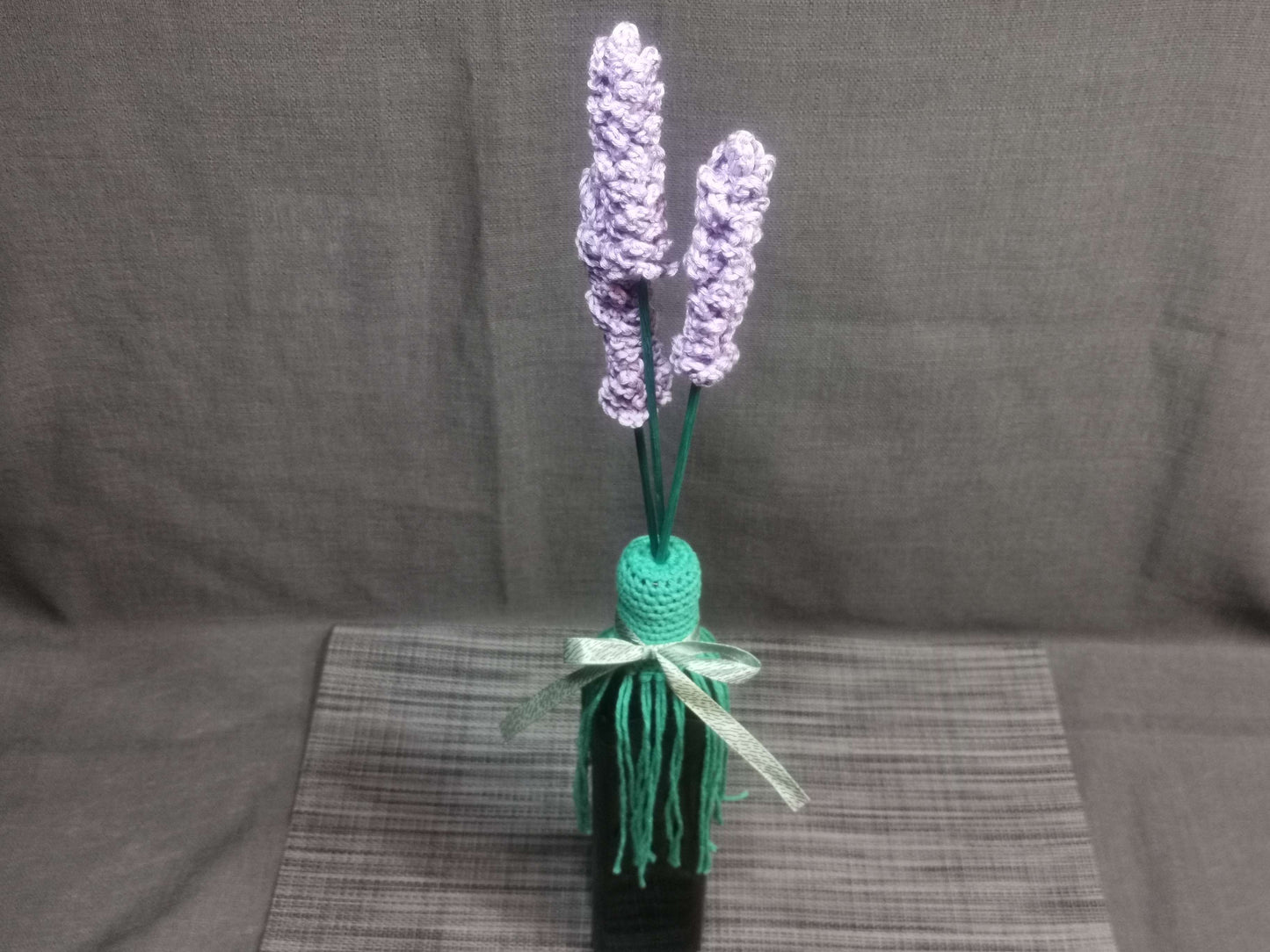 Handgehäkelte Lavendel-Vase in Lila & Grün aus Baumwolle, 52 cm hoch, Holzstab – dekoratives Unikat von bw-handmade.