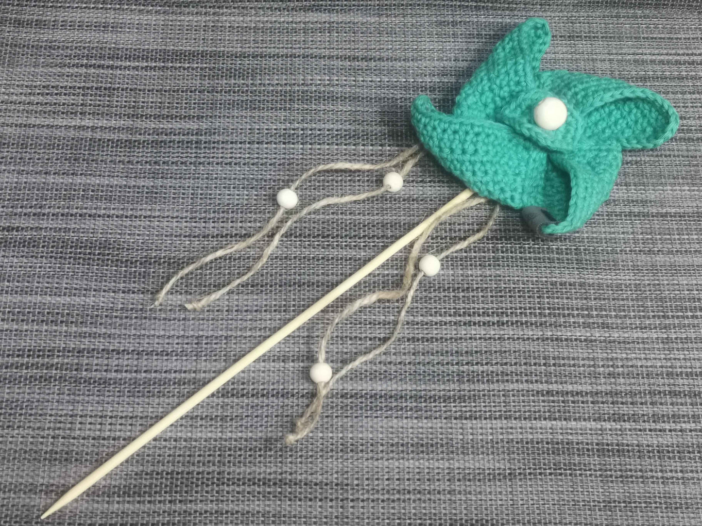 Handgehäkeltes Windrad in Grün mit Holzperlen und Holzstab, 10x10 cm, 35 cm Länge