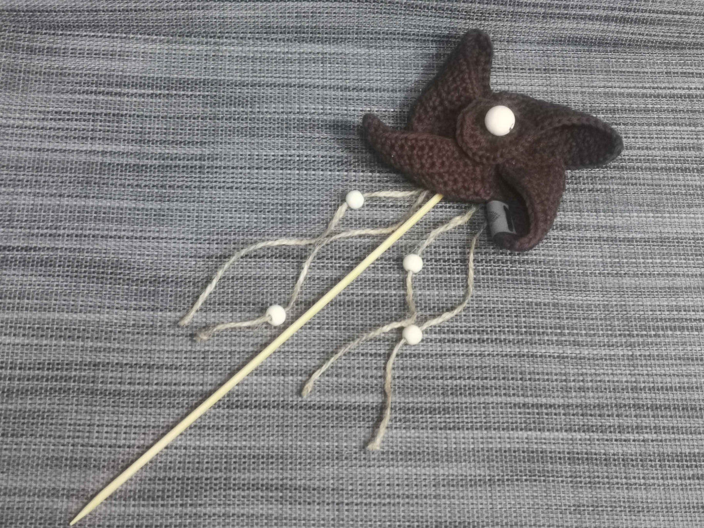 Handgehäkeltes Windrad in Braun mit Holzperlen und Holzstab, 10x10 cm, 35 cm Länge