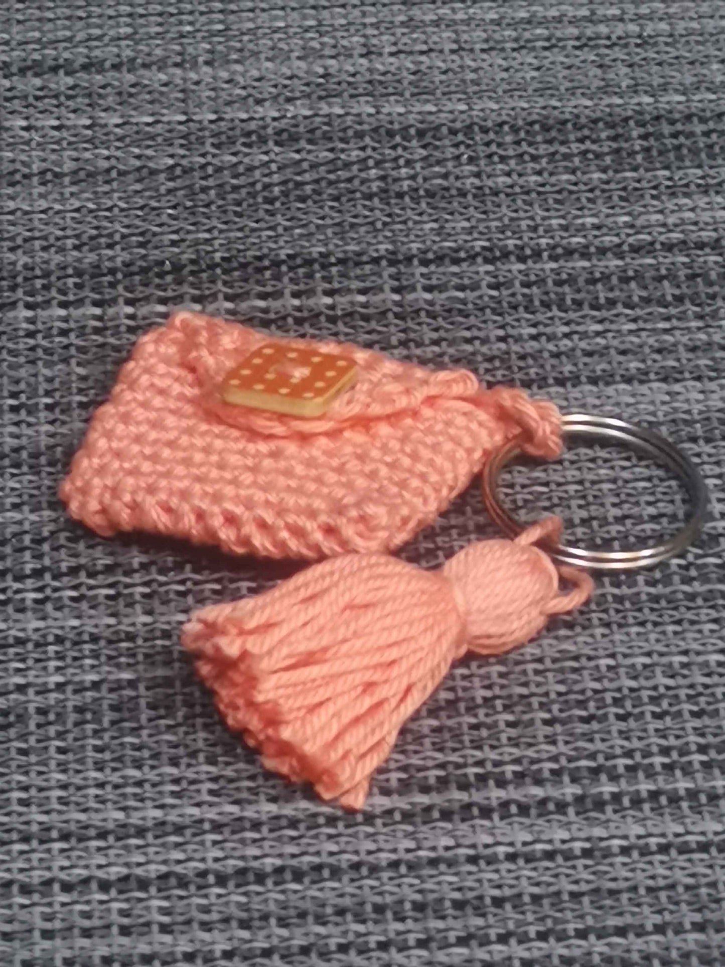 Handgehäkeltes Einkaufschip-Täschchen in Orange und Apricot mit Tassel, Holzknopf und Metallring, 4x5 cm