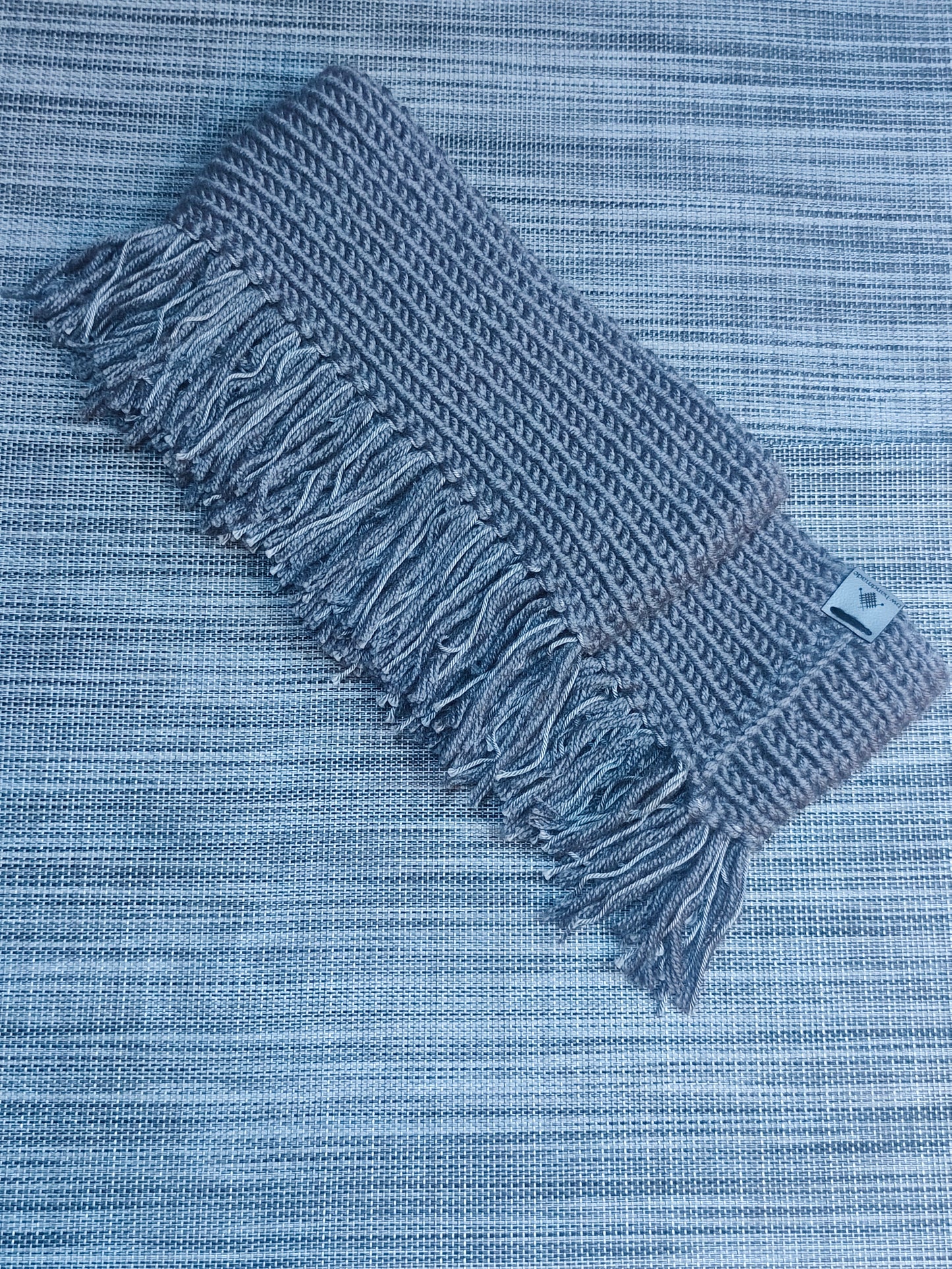 Handgestrickter Loop mit Fransen in Anthrazit aus Wolle – handmade von bw-handmade