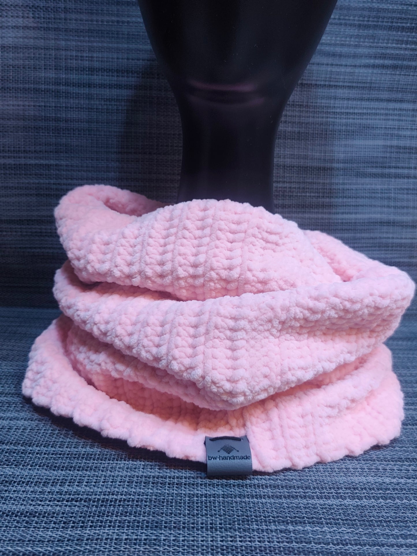 Handgestrickter Kuschel-Loop in Rosa aus weicher Wolle – handmade von bw-handmade