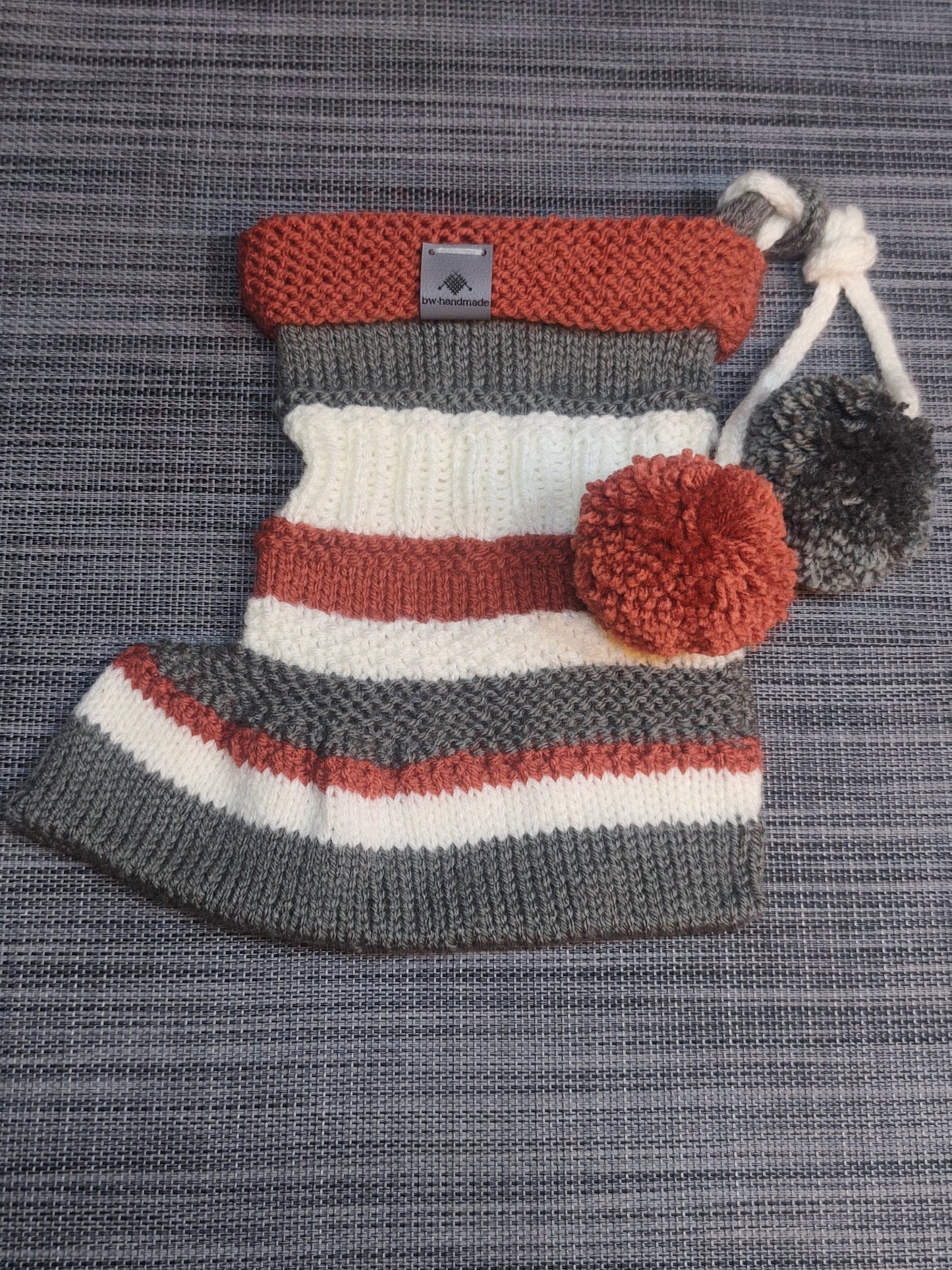 Handgestrickter Nikolausstrumpf in Dunkelgrau, Rostbraun und Beige mit Bommeln – Handmade Deko