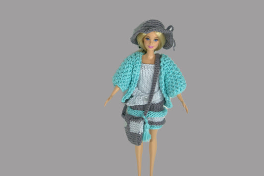Gestricktes Barbie-Outfit in Grün und Grau, bestehend aus Mantel, Kleid, Tasche und Hut – handgefertigte Kleidung für Puppen.