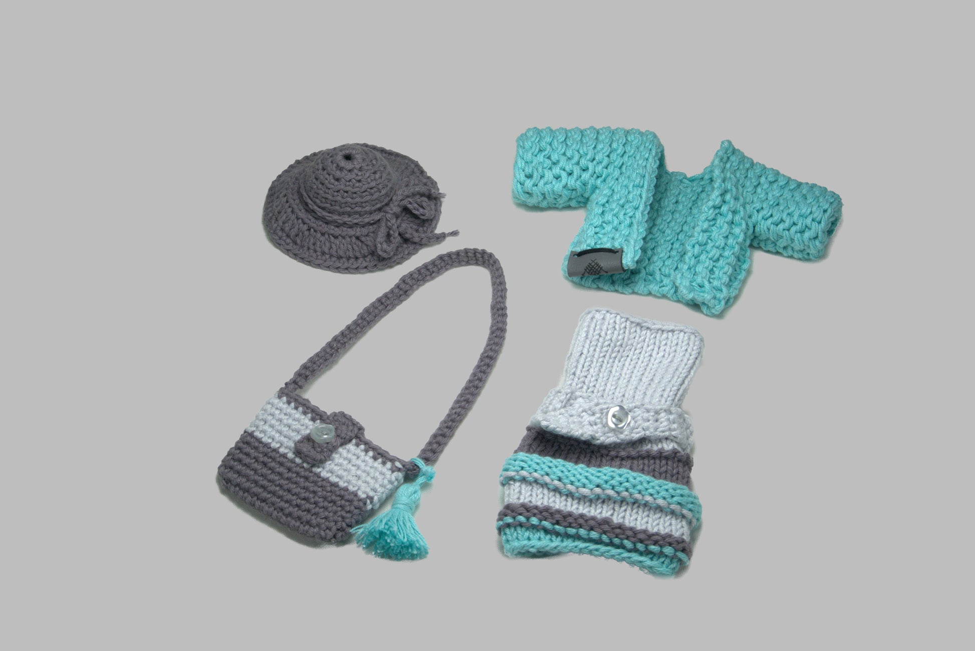 Gestricktes Barbie-Outfit in Grün und Grau, bestehend aus Mantel, Kleid, Tasche und Hut – handgefertigte Kleidung für Puppen.