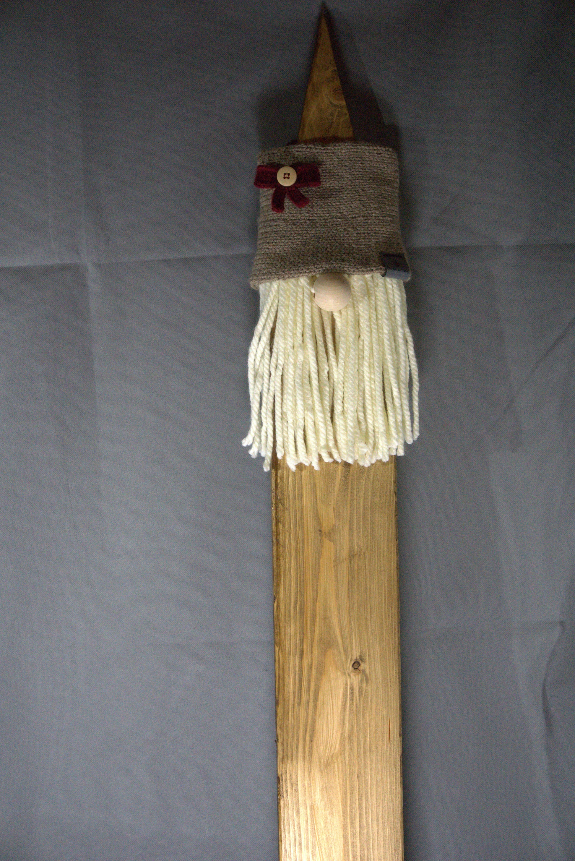 Handgefertigter Holzwichtel in braun mit gestrickter Mütze aus 100% Baumwolle und braun lasiertem Holz – liebevolle Deko für Ihr Zuhause, Größe 100x12 cm, Unikat von bw-handmade.