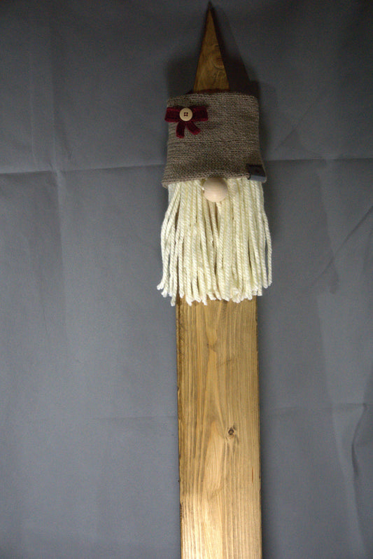 Handgefertigter Holzwichtel in braun mit gestrickter Mütze aus 100% Baumwolle und braun lasiertem Holz – liebevolle Deko für Ihr Zuhause, Größe 100x12 cm, Unikat von bw-handmade.