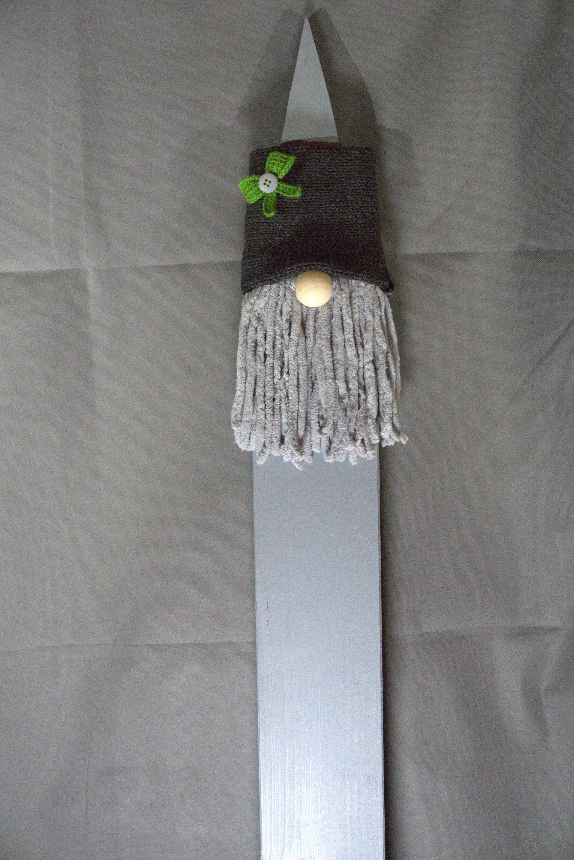 Eleganter Holzwichtel in grau mit gestrickter Mütze aus 100% Baumwolle und grauem lackiertem Holz – handgefertigte Winterdeko, Größe 100x12 cm, Unikat von bw-handmade.