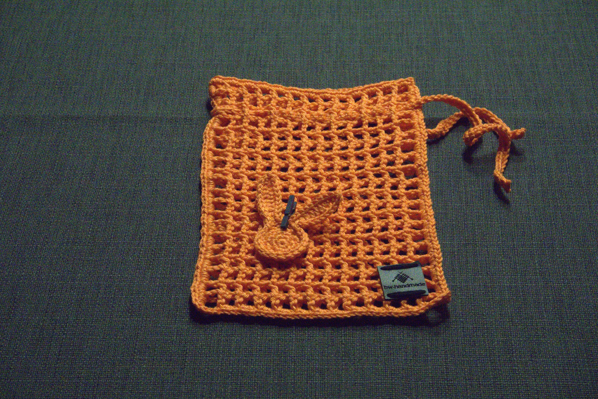 Gehäkeltes Oster-Säckchen in Orange, Größe 14x18 cm, 100% Baumwolle, handgefertigt von bw-handmade, ideal für Ostergeschenke und Dekoration.