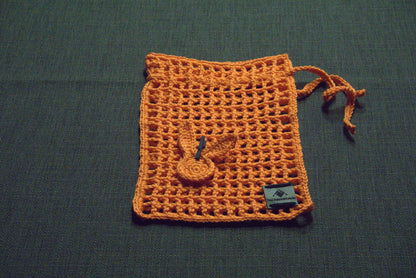 Gehäkeltes Oster-Säckchen in Orange, Größe 14x18 cm, 100% Baumwolle, handgefertigt von bw-handmade, ideal für Ostergeschenke und Dekoration.