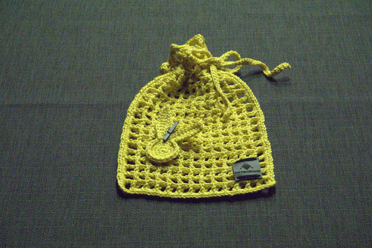 Gehäkeltes Oster-Säckchen in Gelb, Größe 14x18 cm, 100% Baumwolle, handgefertigt von bw-handmade, perfekt für nachhaltige Geschenke und Dekoration.