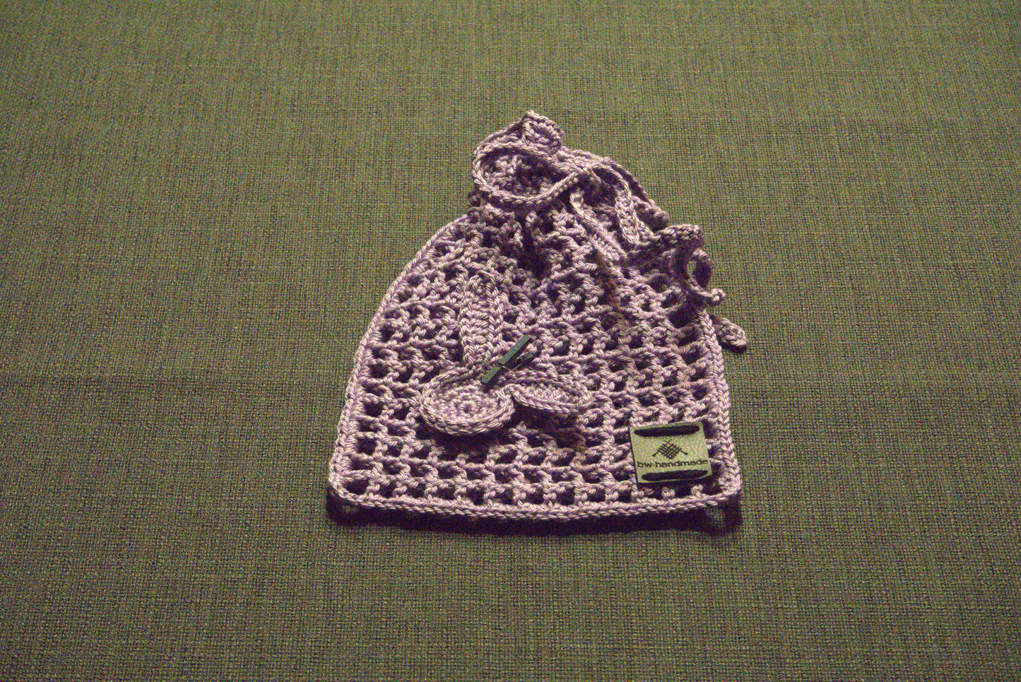 Gehäkeltes Oster-Säckchen in Lila, Größe 14x18 cm, 100% Baumwolle, handgefertigt von bw-handmade, ideal für nachhaltige Geschenke und Deko zu Ostern.