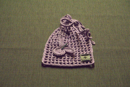 Gehäkeltes Oster-Säckchen in Lila, Größe 14x18 cm, 100% Baumwolle, handgefertigt von bw-handmade, ideal für nachhaltige Geschenke und Deko zu Ostern.