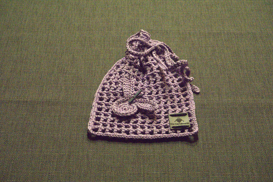 Gehäkeltes Oster-Säckchen in Lila, Größe 14x18 cm, 100% Baumwolle, handgefertigt von bw-handmade, ideal für nachhaltige Geschenke und Deko zu Ostern.