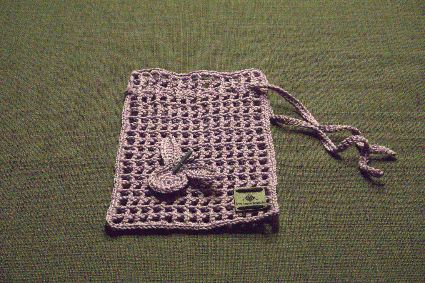 Gehäkeltes Oster-Säckchen in Lila, Größe 14x18 cm, 100% Baumwolle, handgefertigt von bw-handmade, ideal für nachhaltige Geschenke und Deko zu Ostern.