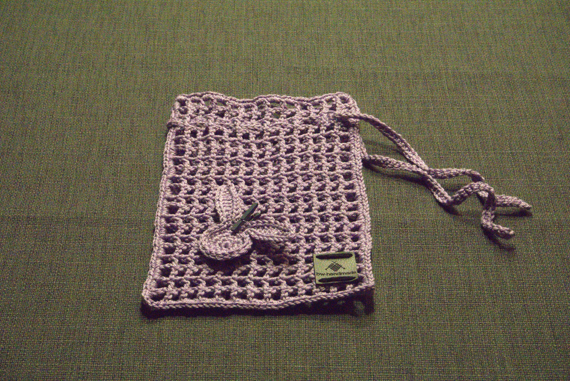 Gehäkeltes Oster-Säckchen in Lila, Größe 14x18 cm, 100% Baumwolle, handgefertigt von bw-handmade, ideal für nachhaltige Geschenke und Deko zu Ostern.