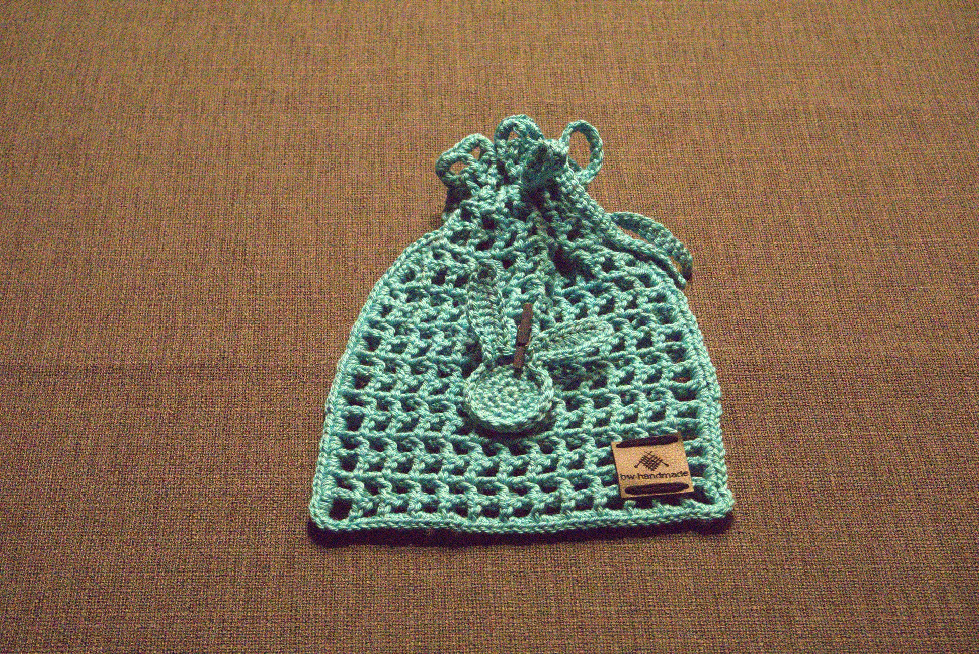 Gehäkeltes Oster-Säckchen in Blau, Größe 14x18 cm, 100% Baumwolle, handgefertigt von bw-handmade, perfekt für Ostergeschenke und frühlingshafte Dekoration.