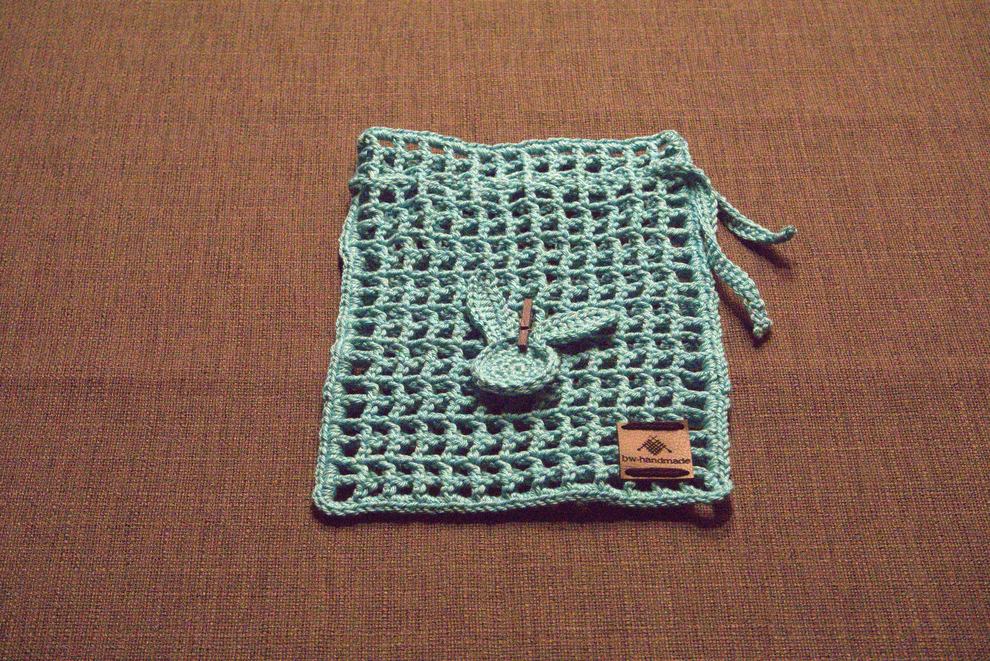 Gehäkeltes Oster-Säckchen in Blau, Größe 14x18 cm, 100% Baumwolle, handgefertigt von bw-handmade, perfekt für Ostergeschenke und frühlingshafte Dekoration.