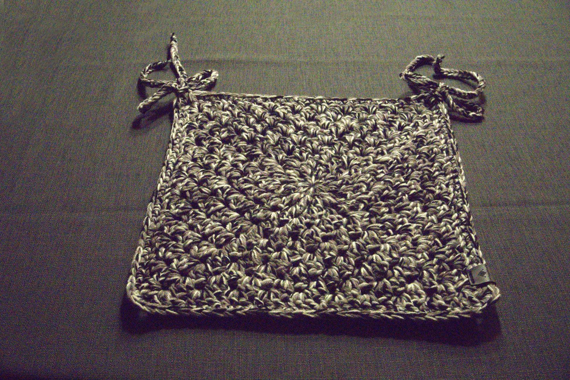 📷 Handgehäkeltes Sitzkissen 37x37 cm in Schwarz, Weiß & Braun. 100% Polyacryl, weich & langlebig. Perfekt für Stühle, Bänke & Boho-Deko. Einzelstück von bw-handmade.