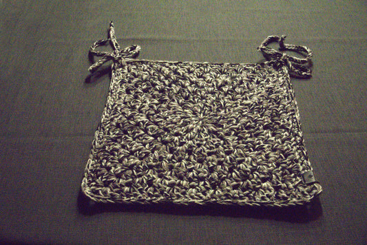 📷 Handgehäkeltes Sitzkissen 37x37 cm in Schwarz, Weiß & Braun. 100% Polyacryl, weich & langlebig. Perfekt für Stühle, Bänke & Boho-Deko. Einzelstück von bw-handmade.