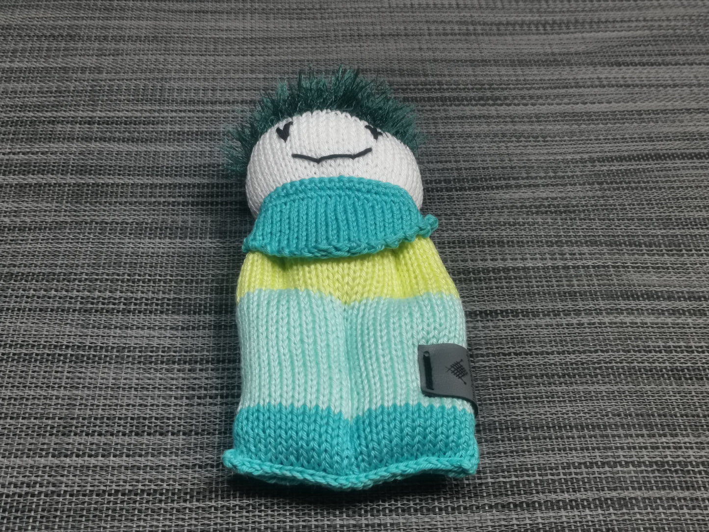 Handgestricktes Strickpüppchen in Grün, 18x9 cm, aus 100% Baumwolle – weiches Babyspielzeug, handgemacht von bw-handmade mit Polyester-Haaren.