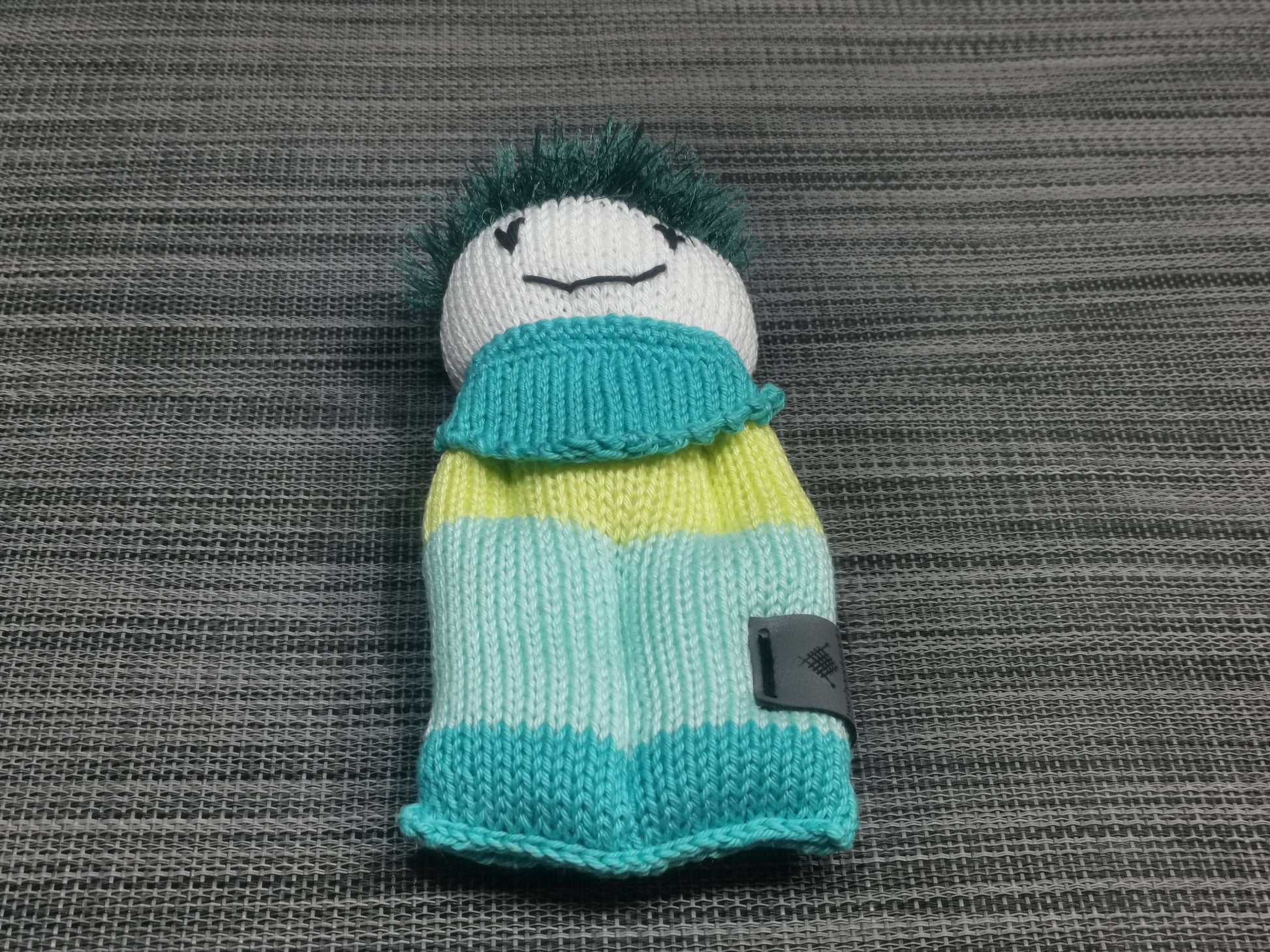 Handgestricktes Strickpüppchen in Grün, 18x9 cm, aus 100% Baumwolle – weiches Babyspielzeug, handgemacht von bw-handmade mit Polyester-Haaren.