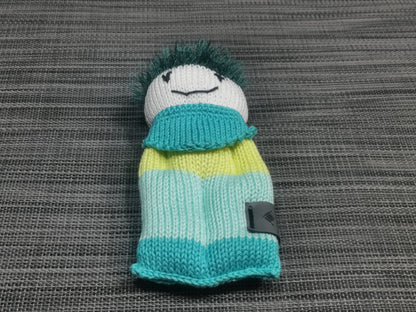 Handgestricktes Strickpüppchen in Grün, 18x9 cm, aus 100% Baumwolle – weiches Babyspielzeug, handgemacht von bw-handmade mit Polyester-Haaren.