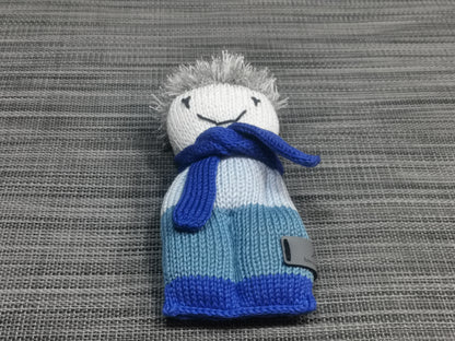 Handgestricktes Strickpüppchen in Blau, 18x9 cm, aus 100% Baumwolle – weiches Babyspielzeug, handgemacht von bw-handmade mit Polyester-Haaren.