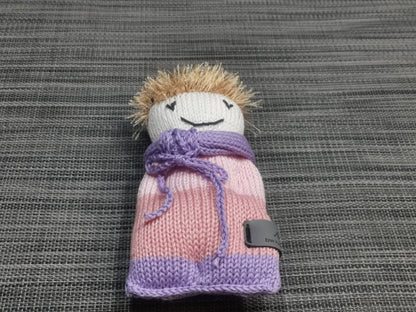 Handgestricktes Strickpüppchen in Rosa, 18x9 cm, aus 100% Baumwolle – weiches Babyspielzeug, handgemacht von bw-handmade mit Polyester-Haaren.