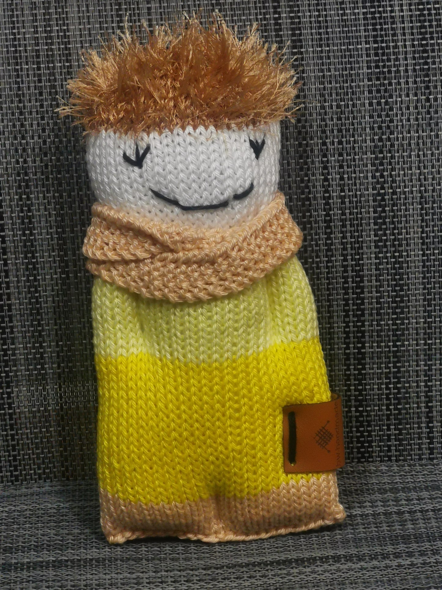 Handgestricktes Strickpüppchen in Gelb, 18x9 cm, aus 100% Baumwolle – weiches Babyspielzeug, handgemacht von bw-handmade mit Polyester-Haaren.
