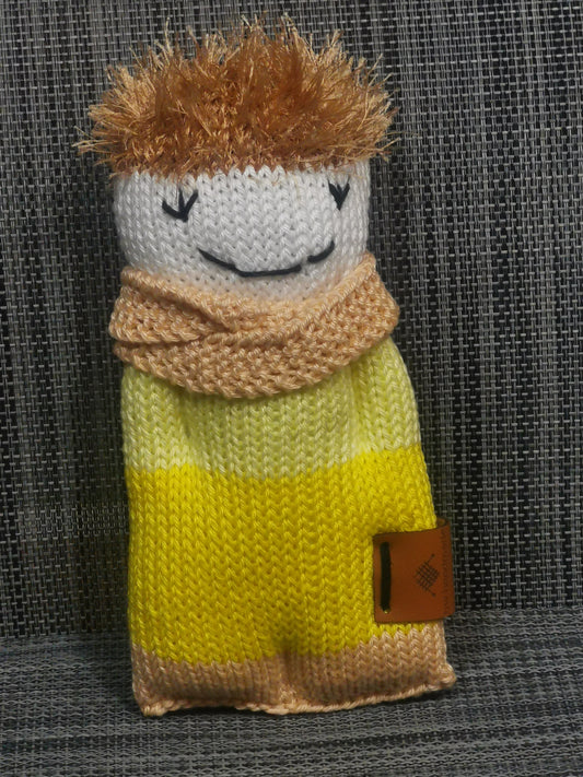 Handgestricktes Strickpüppchen in Gelb, 18x9 cm, aus 100% Baumwolle – weiches Babyspielzeug, handgemacht von bw-handmade mit Polyester-Haaren.