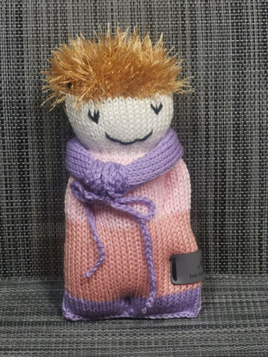 Handgestricktes Strickpüppchen in Rosa, 18x9 cm, aus 100% Baumwolle – weiches Babyspielzeug, handgemacht von bw-handmade mit Polyester-Haaren.