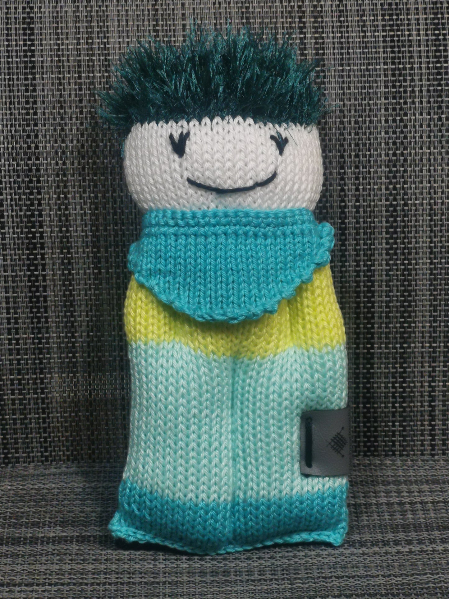 Handgestricktes Strickpüppchen in Grün, 18x9 cm, aus 100% Baumwolle – weiches Babyspielzeug, handgemacht von bw-handmade mit Polyester-Haaren.